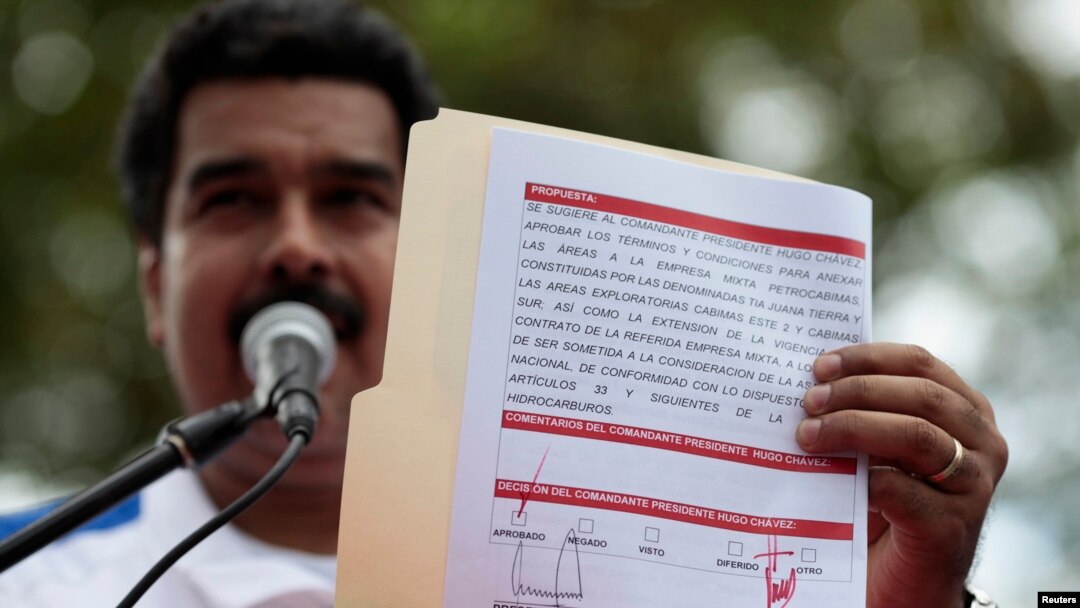 El Vicepresidente de Venezuela, Nicolás Maduro exhibe documentos presuntamente firmados por Hugo Chávez en La Habana. 