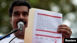 El Vicepresidente de Venezuela, Nicolás Maduro exhibe documentos presuntamente firmados por Hugo Chávez en La Habana. 