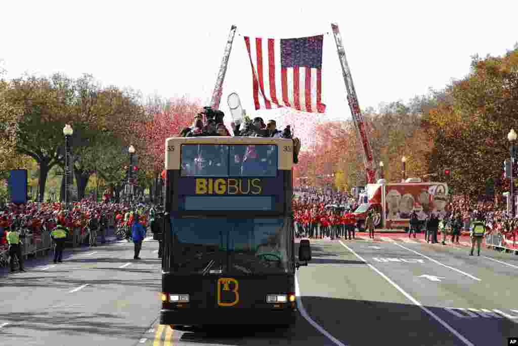 Los clásicos autobuses turísticos de la ciudad de Washington fueron los que llevaron a los jugadores durante el recorrido para mostrar el trofeo ganado en la Serie Mundial.