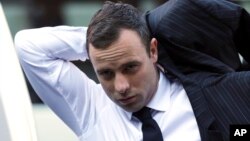 Oscar Pistorius llega a la corte en Pretoria, en el quinto día de su testimonio.