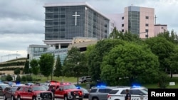 El personal de emergencia trabaja en la escena de un tiroteo en la Clínica Warren en Tulsa, Oklahoma, el 1 de junio de 2022. REUTERS/Michael Noble Jr.