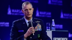 Генерал ВПС США Алексус Гринкевич, Верховний головнокомандувач Об’єднаних збройних сил НАТО в Європі, на Варшавському безпековому форумі у Польщі 12 жовтня 2026 року. Фото: AP/Attila Husejnow