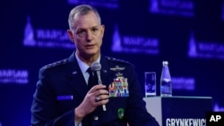 Генерал ВПС США Алексус Гринкевич, Верховний головнокомандувач Об’єднаних збройних сил НАТО в Європі, на Варшавському безпековому форумі у Польщі 12 жовтня 2026 року. Фото: AP/Attila Husejnow