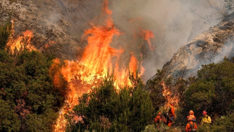 نزمبوونەوەی پلەی گەرما یارمەتی تیمەکانی ئاگرکوژێنەوە دەدات دوای گەورەترین ئاگرکەوتنەوەی کێوی لە کالیفۆرنیا