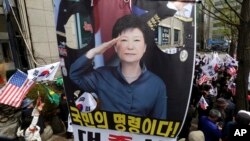 Supporters of former South Korean President Park Geun-hye with her portrait stage a rally to call for her release near the Seoul Central District Court in Seoul, South Korea, April 6, 2018. 