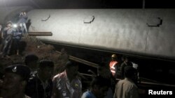 印度客车在中央邦哈尔达附近脱轨，救援人员在事故现场在搜救乘客。