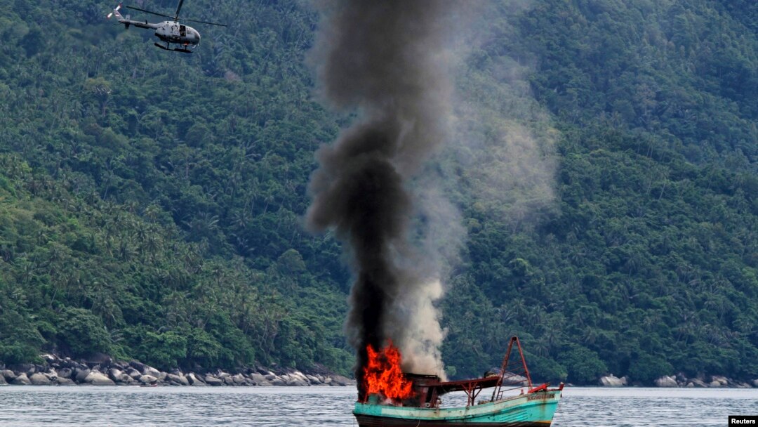 Perahu nelayan Vietnam yang tak berawak diledakkan dan tenggelam oleh angkatan laut Indonesia, di lepas pantai Natuna di Anambas, Kepulauan Riau, Indonesia, 5 Desember 2014. (Foto: dok).