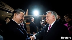 中國國家主席習近平2024年5月8日晚上抵達布達佩斯，匈牙利總理維克托·歐爾班（Viktor Orbán）接機。 （匈牙利總理辦公室照片）