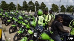 Des chauffeurs de taxi garés en moto pour assister à une réunion au siège de la société, Ikeja à Lagos, le 19 août 2019.