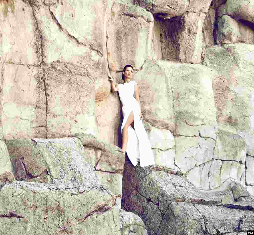 Şervin Nəcəfpurun dizayn etdiyi uzun ağ don.