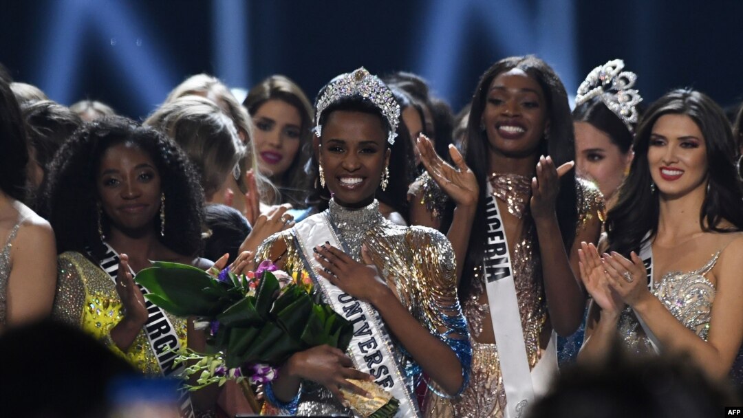 Newly crowned Miss Universe 2019 South Africa's Zozibini Tunzi poses on stage with contestants after the 2019 Miss Universe pageant at the Tyler Perry Studios in Atlanta, Georgia on December 8, 2019.