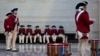 Гвардія армії США в історичних костюмах Fife and Drum Corps чекають на прибуття президента США Дональда Трампа для огляду військ в Emancipation Hall після церемонії його інавгурації в Капітолії США, 20 січня 2025 року, Вашингтон, округ Колумбія. ALEXANDER DRAGO/POOL/AFP