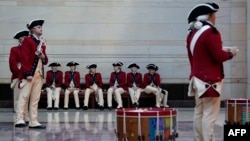 Гвардія армії США в історичних костюмах Fife and Drum Corps чекають на прибуття президента США Дональда Трампа для огляду військ в Emancipation Hall після церемонії його інавгурації в Капітолії США, 20 січня 2025 року, Вашингтон, округ Колумбія. ALEXANDER DRAGO/POOL/AFP