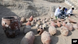 Arqueólogos egipcios restauran artefactos recientemente descubiertos por la misión de la Fundación Zahi Hawass para Antigüedades y Patrimonio, en la calzada del templo funerario de la reina Hatshepsut, en Deir al-Bahr Luxor, Egipto, el miércoles 8 de enero de 2025.