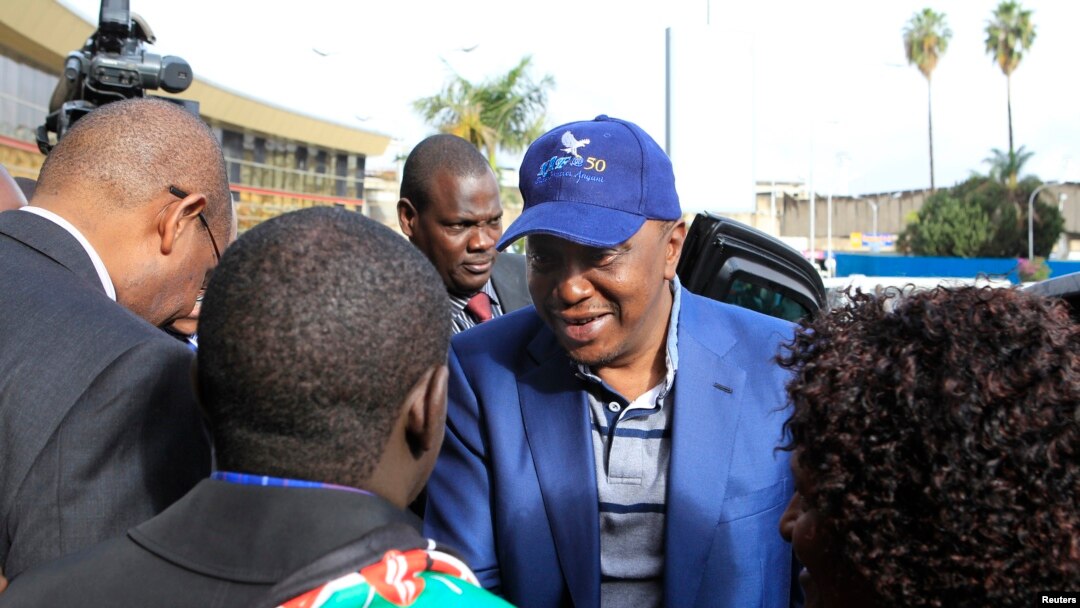 Presiden Kenya, Uhuru Kenyatta (tengah) setibanya di bandara internasional Jomo Kenyatta di Nairobi, sebelum bertolak ke Den Haag, Belanda untuk menghadiri peradilan ICC (7/10).