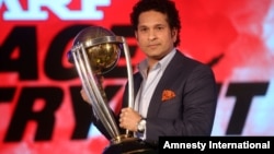 Former Indian cricketer and brand ambassador of the International Cricket Council's (ICC) Cricket World Cup 2015 Sachin Tendulkar holds the ICC Cricket World Cup 2011 trophy during a promotional event in Mumbai, India, Feb. 7, 2015. 