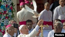 Pope Francis frees a dove in Madhu, Sri Lanka, Jan. 14, 2015.