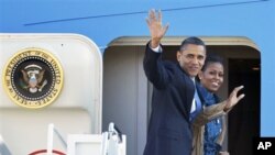 ທ່ານ ປະທານາທິບໍດີ​ ບາຣັກ ​ໂອ​ບາ​ມາ ແລະ ສັດຕີໝາຍເລກນຶ່ງ ຂອງສະຫະລັດ ທ່ານນາງ ມີແຊລ ​ໂອ​ບາ​ມາ ໂບກມືອໍາລາ ໃນຂະນະທີ່ ກໍາລັງຂຶ້ນເຮືອບິນ Air Force One ທີ່ສະໜາມບິນຂອງຄ້າຍທະຫານອາກາດ Andrews Air Force ໃນ​ມື້ວັນສຸກທີ 5 ຕຸລາ​ນີ້ ​ເພື່ອອອກ​ເດີນທາງ​​ໄປຢ້ຽມ​ຢາມ​ຂົງເຂດ​ເອ