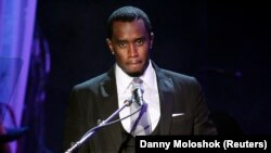 L'artiste discographique Sean "P. Diddy" Combs rend hommage à la chanteuse Whitney Houston lors d'un gala à l'hôtel Beverly Hilton de Beverly Hills, en Californie, le 11 février 2012. (Photo: REUTERS/Danny Moloshok )