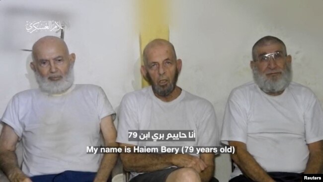 Tres rehenes israelíes aparecen en imágenes del grupo islamista palestino Hamás en un lugar mencionado como Gaza, en esta imagen fija obtenida de un video publicado el 18 de diciembre de 2023.