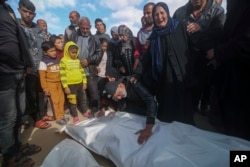 خان یونس میں اسرائیلی بمباری میں ہلاک ہونے والے فلسطینیوں کے رشتےدار ان کی میتوں پر سوگ مناتے ہوئے ، فوٹو اے پی 22 مارچ2024