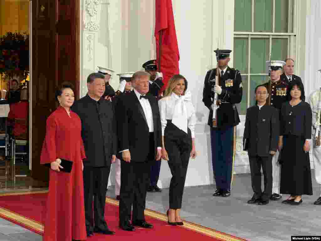 美国总统唐纳德·特朗普与第一夫人梅拉尼娅·特朗普在白宫欢迎中国国家主席习近平及夫人彭丽媛出席白宫国宴。(美国之音记者利平拍摄)