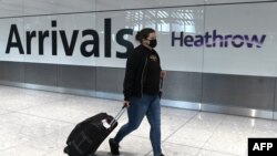 지난 7월 신종 코로나바이러스 예방 마스크를 쓴 승객이 영국 런던의 히드로 공항에 도착했다.