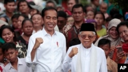 Pasangan Presiden dan Wakil Presiden Indonesia Terpilih Pemilu 2019, Joko Widodo (kiri) bersama Ma'ruf Amin, mengumumkan kemenangannya di Jakarta, 21 Maret 2019. 