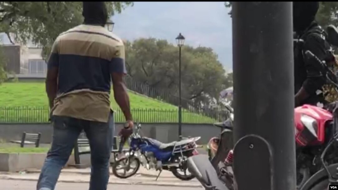 Yon polisye an sivil pandan lese frape sou Channmas ant polisye ak militè ayisyen yo. 23 fevriye 2020. (Matiado Vilme/VOA Creole)