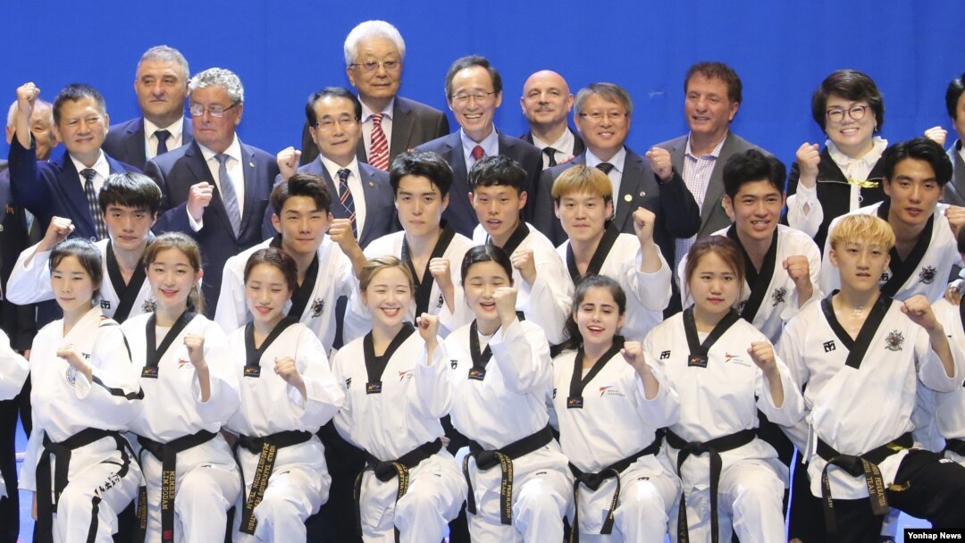 지난 6월 한국 전북도청에서 북한 주도 국제태권도연맹(ITF) 시범단과 한국 주도 세계태권도연맹(WTF) 시범단이 합동공연을 마친 뒤 태권도 인사들과 기념사진 을 찍고 있다.