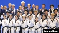 지난 6월 한국 전북도청에서 북한 주도 국제태권도연맹(ITF) 시범단과 한국 주도 세계태권도연맹(WTF) 시범단이 합동공연을 마친 뒤 태권도 인사들과 기념사진 을 찍고 있다.