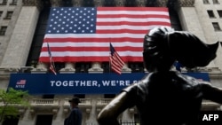 Seorang pria melintas di depan Bursa Saham New York di Wall Street, New York City, 26 Mei 2020.