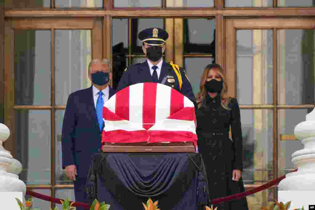 پرزیدنت دونالد ترامپ و ملانیا ترامپ بانوی اول آمریکا صبح پنجشنبه با حضور در دیوان عالی ایالات متحده جایی که تابوت روت بیدر گینزبرگ قاضی فقید دیوان عالی آمریکا قرار دارد، به او ادای احترام کردند.