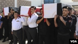 Polisi Suriah melakukan pemakaman rekan-rekan mereka yang menjadi korban serbuan kelompok bersenjata (7/6).