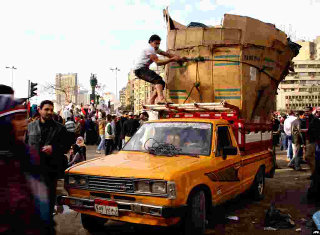 A makeshift rubbish truck collects waste in the opposition stronghold of Tahrir Square. (Reuters/Steve Crisp)