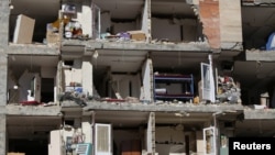 Gedung yang rusak akibat gempa di Sarpol-e Zahab,Kermanshah, Iran, 13 November 2017. 