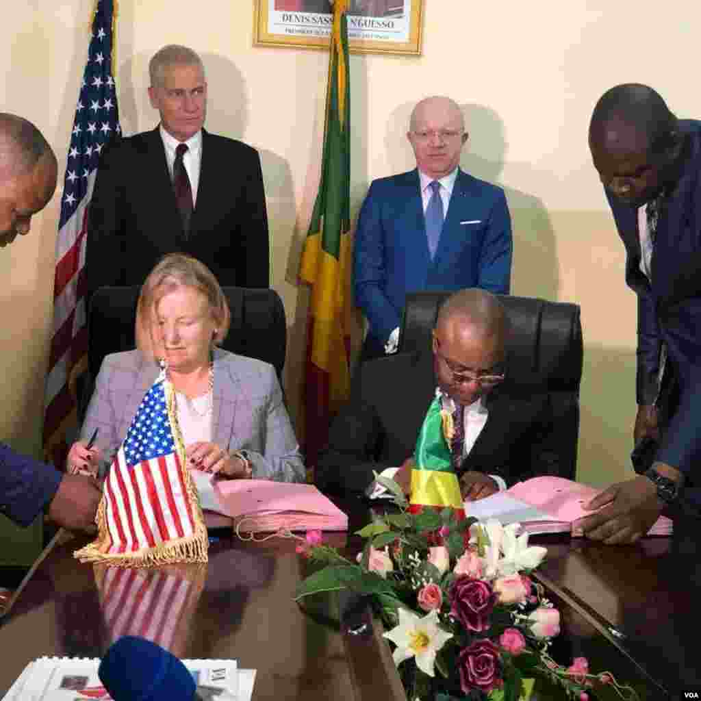 VOA Director Amanda Bennett, U.S. Ambassador Todd P. Haskell (behind Director Bennett), Republic of Congo Minister of Communications Thierry Moungalla (standing right), and André Ondélé, head of the Congolese National TV at the signing of new television agreements.