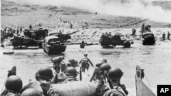 Soldados de EE.UU. y suministros llegan a las playas de Normandía en Francia, ocupada por fuerzas alemanas, durante la invasión aliada del Día D, el 6 de junio de 1944, en la Segunda Guerra Mundial.