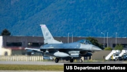 Винищувач ВПС США F-16 під час навчань Steadfast Noon, Італія, 17 жовтня 2023. U.S. Air Force photo by Airman 1st Class Zachary Jakel