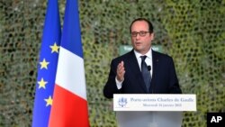 Presiden Perancis, Francois Hollande memberikan pidato di atas kapal induk Charles de Gaulle di Toulon, Rabu (14/1).