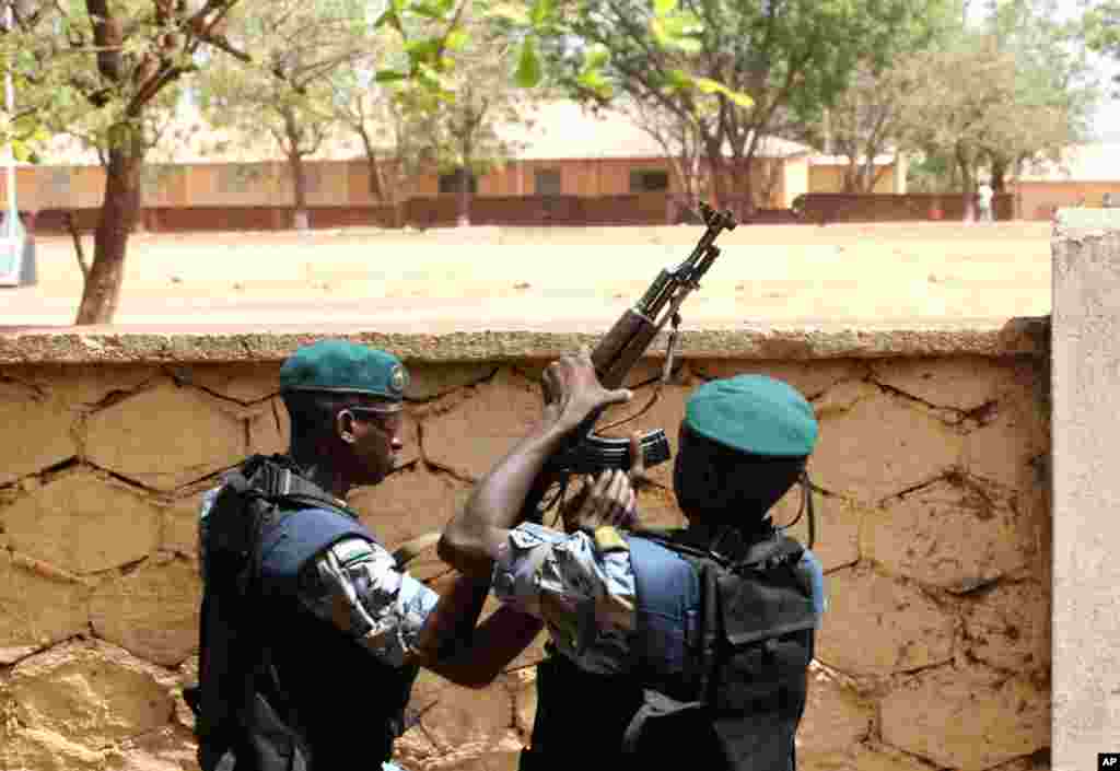 Malian junta soldiers stand guard at their headquarters in Kati, outside Bamako, Mali, April 1, 2012. (Reuters)