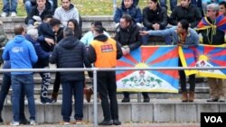 中國觀眾試圖搶走抗議者打出的西藏"雪山獅子旗" (2018年11月18日)