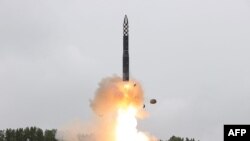 북한이 공개한 신형 대륙간탄도미사일(ICBM) 화성-18형 발사 장면.