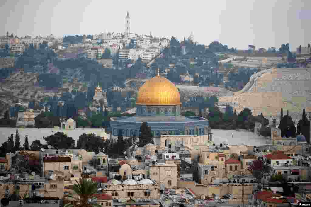 بیت المقدس حدود ۸۶۰ هزار جمعیت دارد که مسلمانان حدود ۳۵ درصد، یهودیان ۶۲ درصد و مسیحیان حدود ۲ درصد جمعیت آن را تشکیل می دهند 