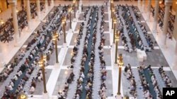 Musulmi daga kasashe dabam-dabam na duniya su na yin buda baki a rana ta biyu da fara azumi a Masallacin Dirah dake Riyadh, babban birnin Sa'udiyya, Alhams 12 Agusta, 2010.