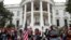 Дональд Трамп обратился с балкона Белого дома к мотогонщикам, участвующим в пробеге "Раскаты памяти"