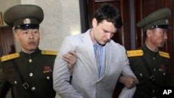 Sinh viên Warmbier bị dẫn giải ra tòa hồi năm 2016.