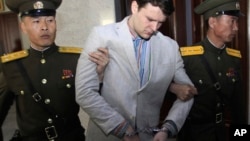 Anh Otto Warmbier bị đưa ra tòa đầu năm 2016.