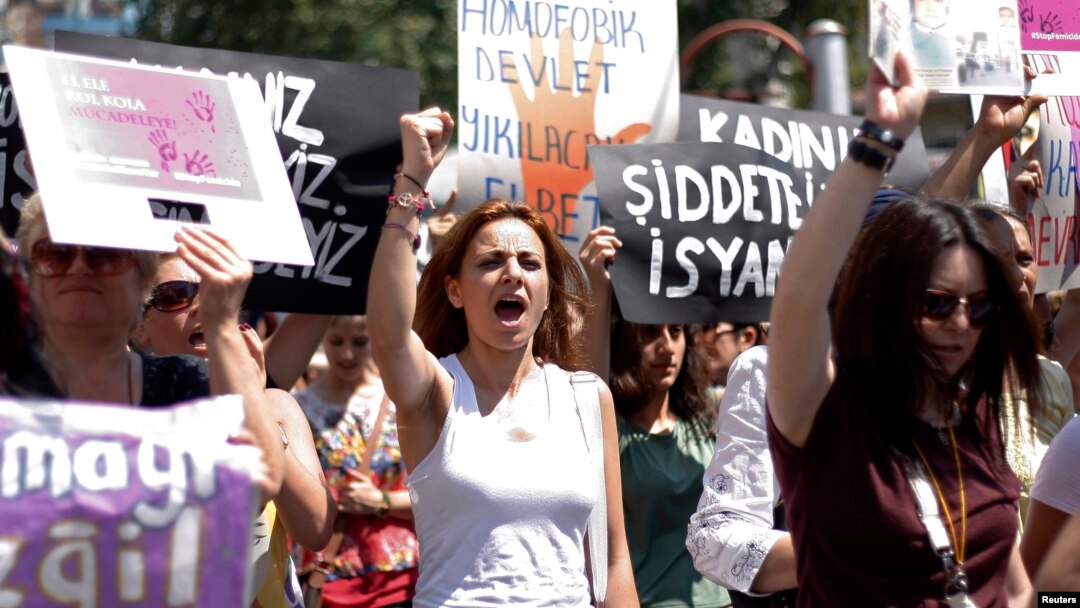 Para perempuan Turki melakukan memrotes kekerasan terhadap perempuan dalam unjuk rasa di Istanbul, 20 Juli 2014 lalu.