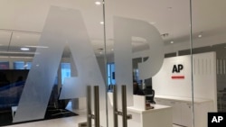 ARCHIVO: Logo de The Associated Press en la entrada de la sede de la agencia noticiosa en Nueva York.